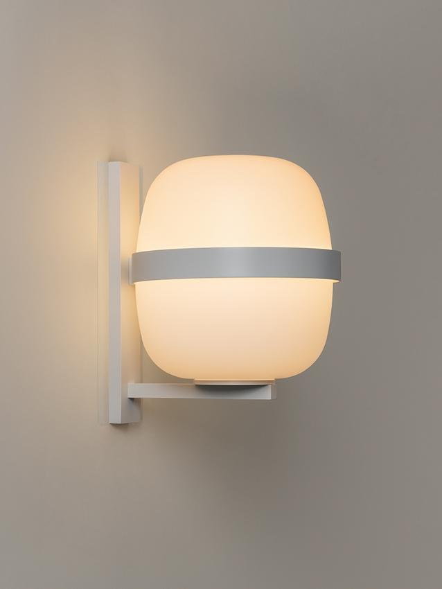 Elegant Hvid Wally Cesta Væglampe - Designet af Miguel Mil