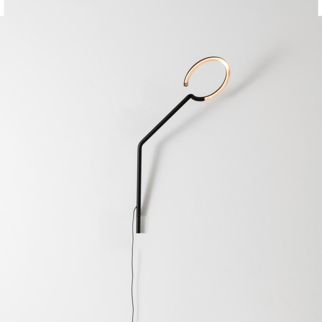 Sort Vine Light Væglampe fra Artemide - Minimalistisk Design