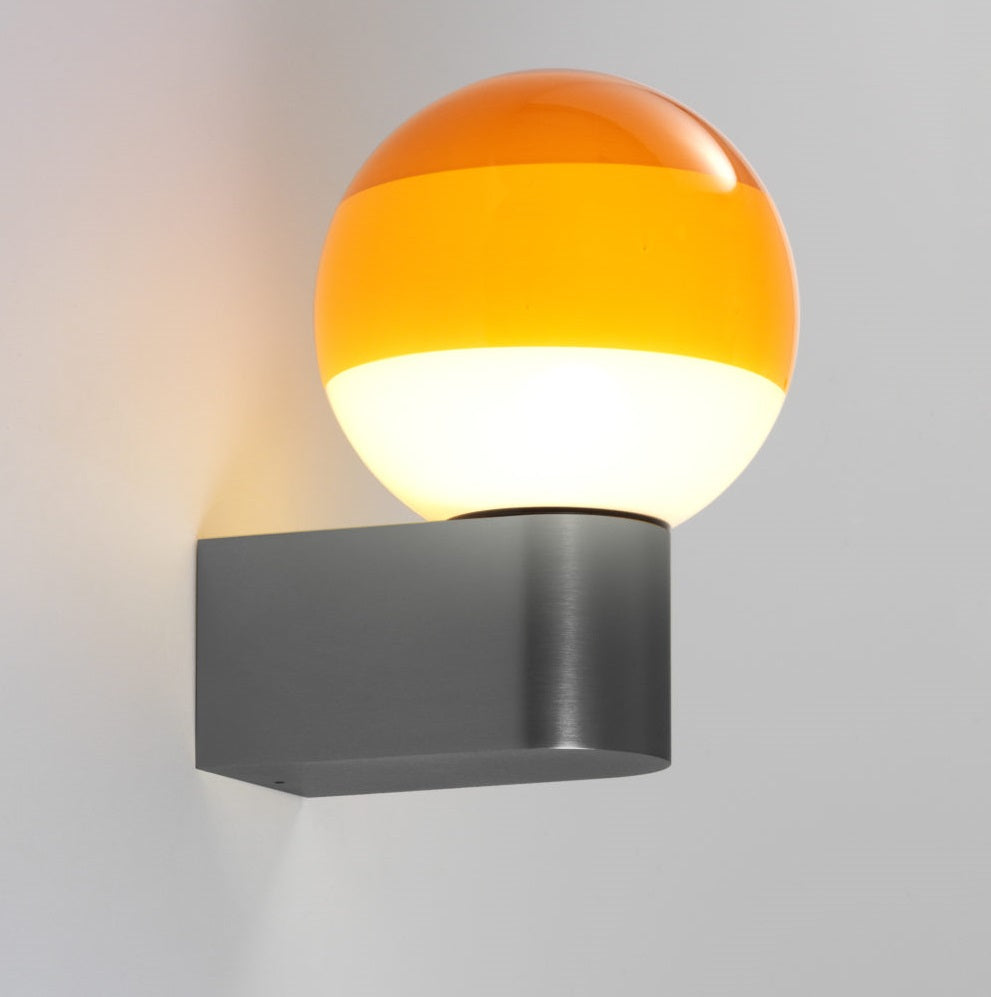 Magisk Dipping Light Væglampe i Grafit og Amber