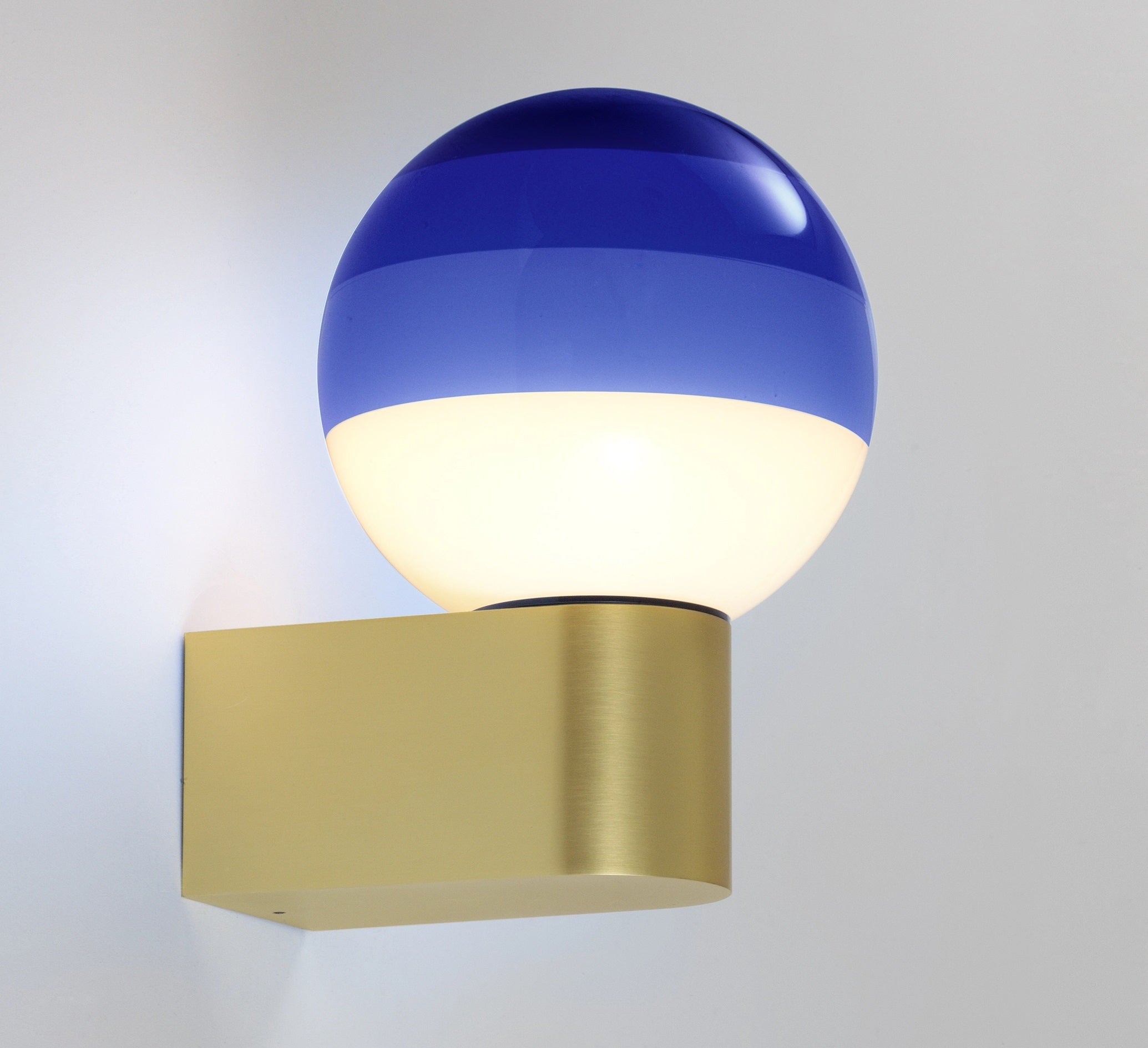 Dipping Light Væglampe i Messing og Blå – Unik Belysning