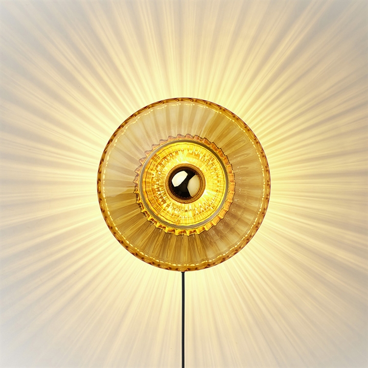 Ny Wave Optic Væglampe i Amber – Design By Us